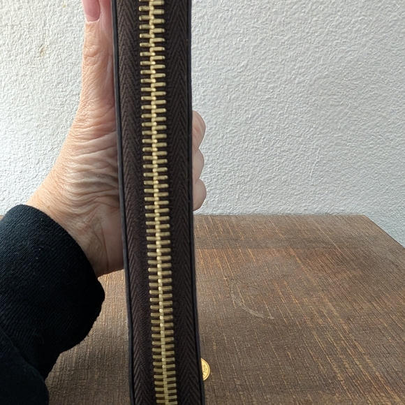 LOUIS VUITTON - Picture 8 of 17